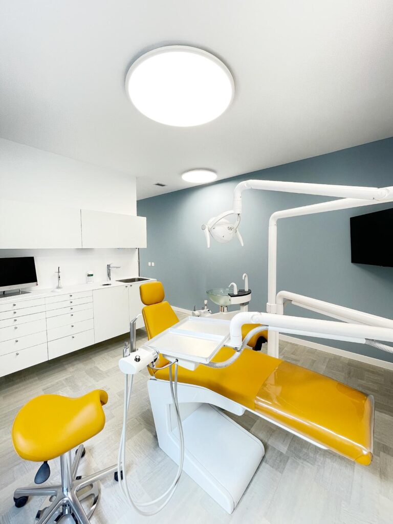 Gelbe Behandlungsliege in der Kieferorthopädie Dr. Jung