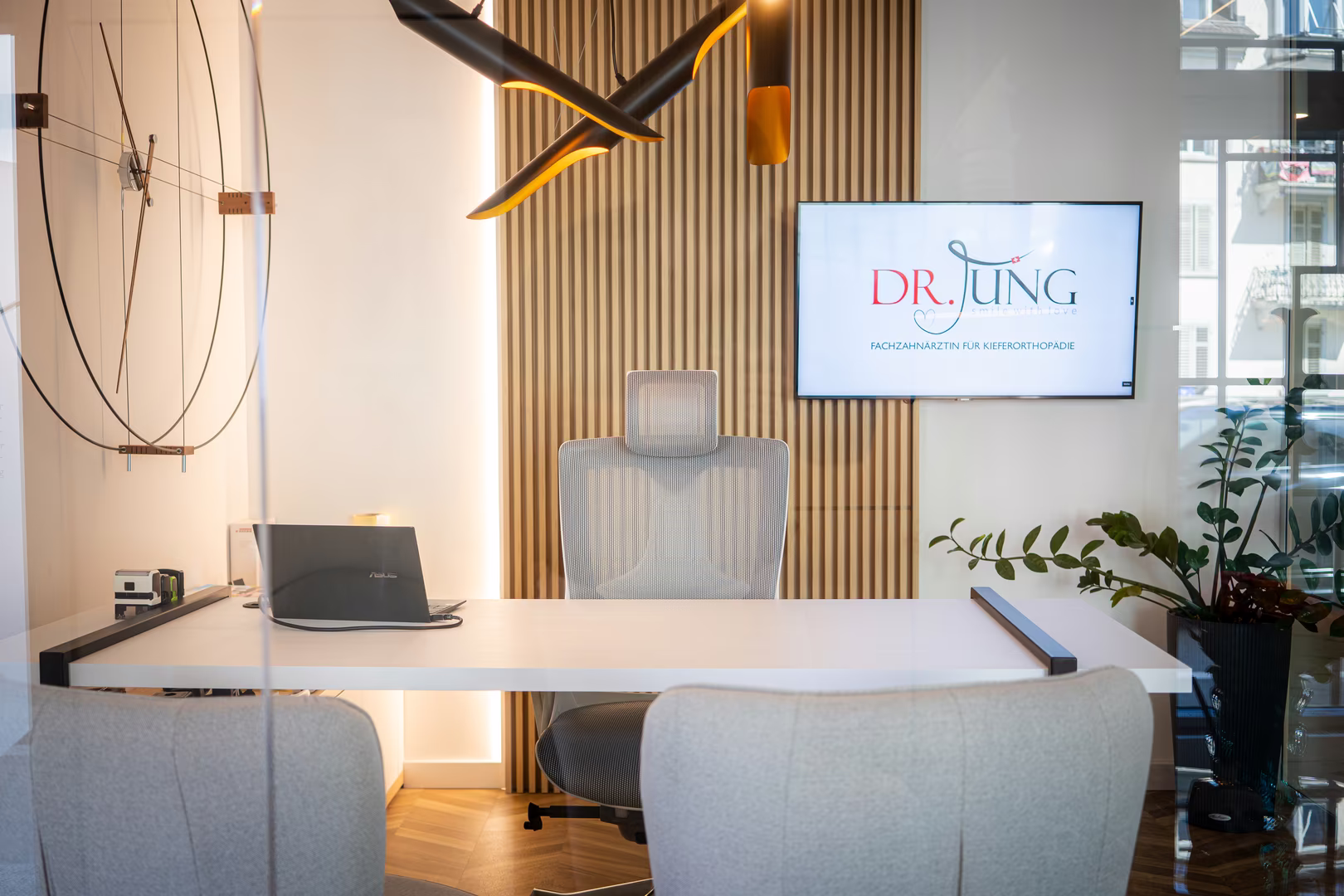 Moderne Arbeitsplätze und flexible Arbeitszeiten in der Praxis Dr. Jung in Zürich.