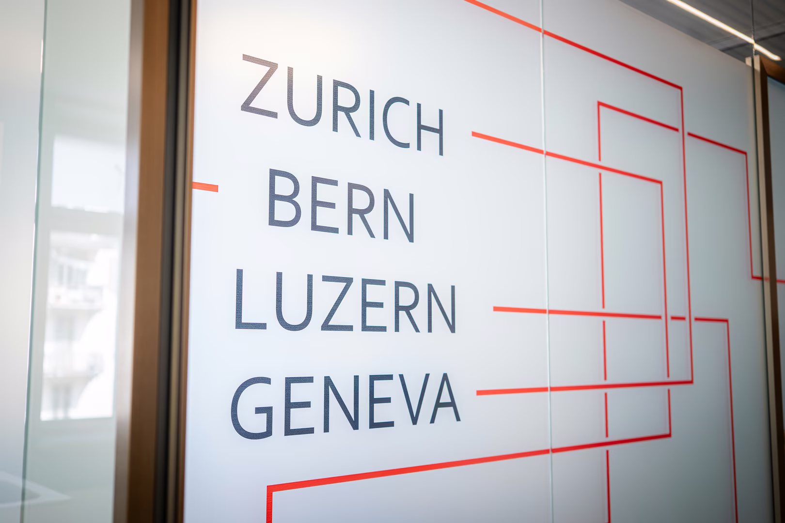 Ein Arbeitsplatz im Herzen von Zürich mit einer hochwertigen digitalen Ausstattung in der Praxis Dr. Jung.